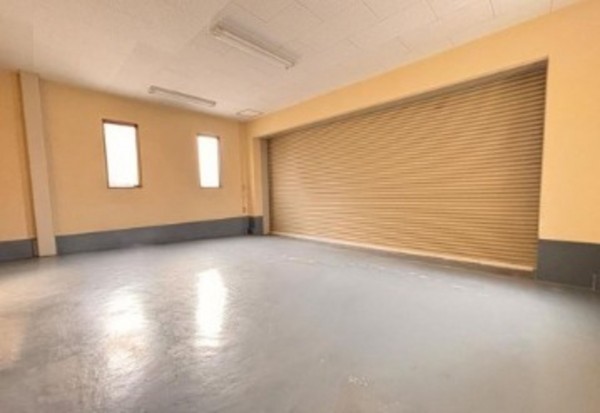 川西市南花屋敷、中古一戸建ての駐車場画像です