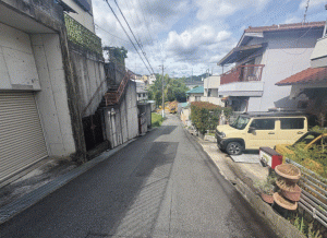 川西市錦松台、中古一戸建ての前面道路を含む現地写真画像です