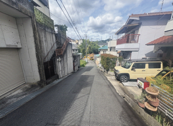 川西市錦松台、中古一戸建ての前面道路を含む現地写真画像です
