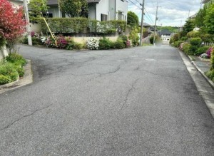 川西市丸山台、中古一戸建ての前面道路を含む現地写真画像です