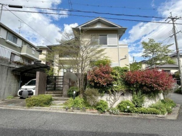川西市丸山台、中古一戸建ての外観画像です