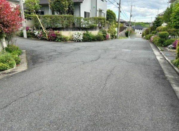 川西市丸山台、中古一戸建ての前面道路を含む現地写真画像です