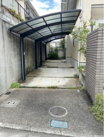 川西市丸山台、中古一戸建ての駐車場画像です