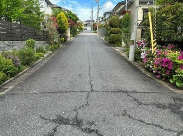 川西市丸山台、中古一戸建ての前面道路を含む現地写真画像です