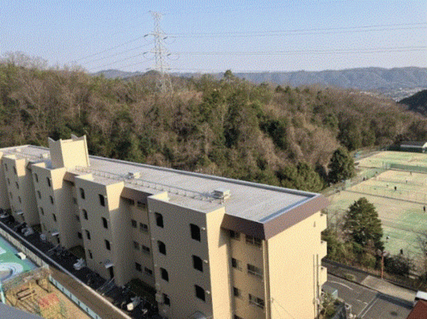 川西市向陽台、マンションの外観画像です