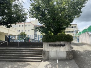 川西市清和台、マンションの小学校画像です