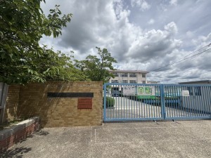 川西市清和台、マンションの小学校画像です