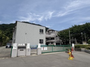 川西市けやき坂、土地の小学校画像です