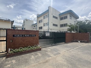 川西市萩原台、中古一戸建ての小学校画像です