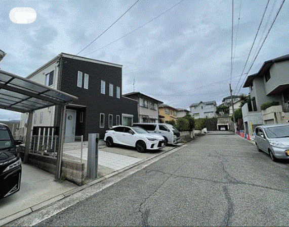 川西市萩原台、中古一戸建ての前面道路を含む現地写真画像です