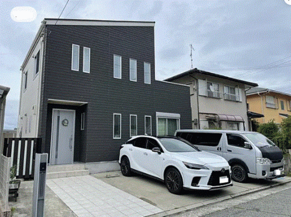 川西市萩原台、中古一戸建ての駐車場画像です
