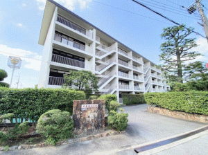 川西市寺畑、マンションの外観画像です