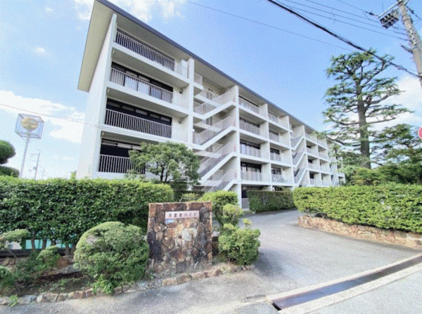 川西市寺畑、マンションの外観画像です