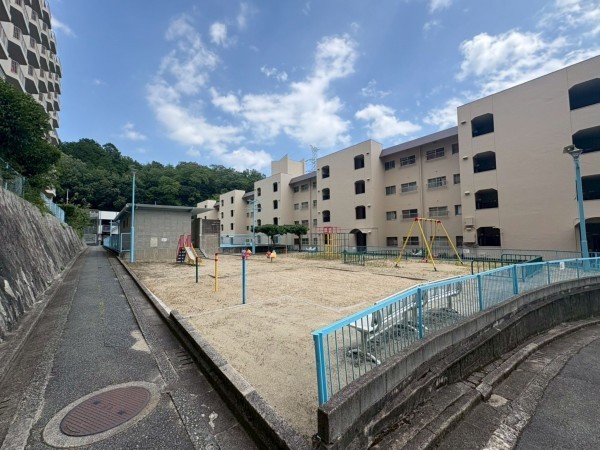 川西市向陽台、マンションの外観画像です