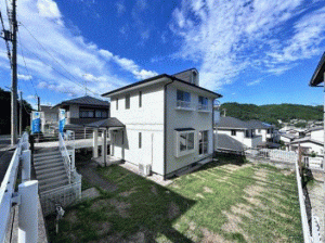 川西市緑が丘、中古一戸建ての外観画像です