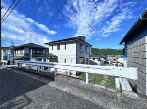 川西市緑が丘、中古一戸建ての外観画像です
