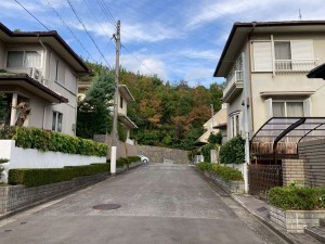 川西市けやき坂、中古一戸建ての前面道路を含む現地写真画像です