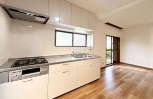 川西市けやき坂、中古一戸建てのキッチン画像です