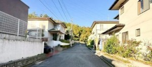 川西市けやき坂、中古一戸建ての前面道路を含む現地写真画像です