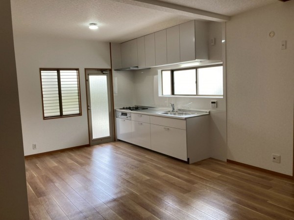 川西市けやき坂、中古一戸建てのキッチン画像です