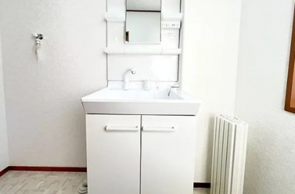 川西市けやき坂、中古一戸建ての洗面画像です