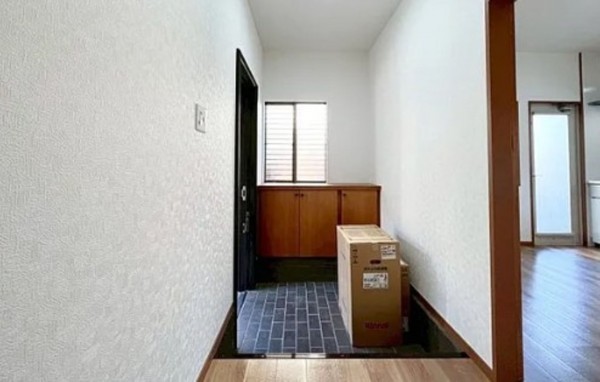 川西市けやき坂、中古一戸建ての玄関画像です