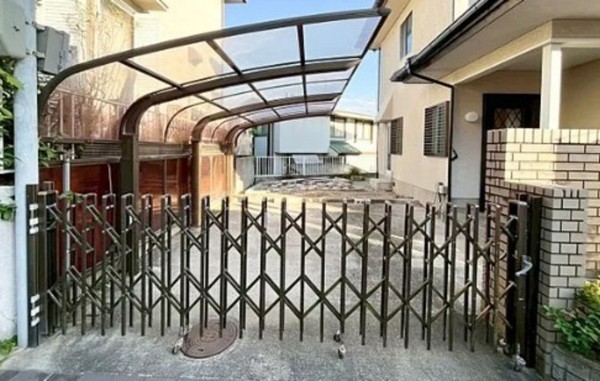 川西市けやき坂、中古一戸建ての駐車場画像です