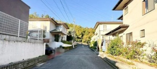 川西市けやき坂、中古一戸建ての前面道路を含む現地写真画像です