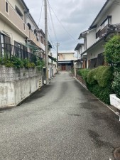 川西市萩原、中古一戸建ての前面道路を含む現地写真画像です