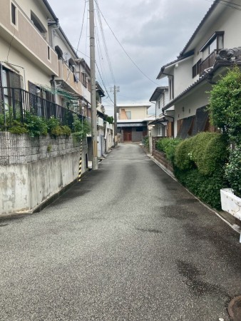 川西市萩原、中古一戸建ての前面道路を含む現地写真画像です