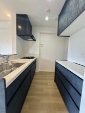 川西市久代、マンションのキッチン画像です