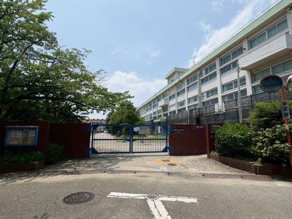 川西市久代、マンションの画像です