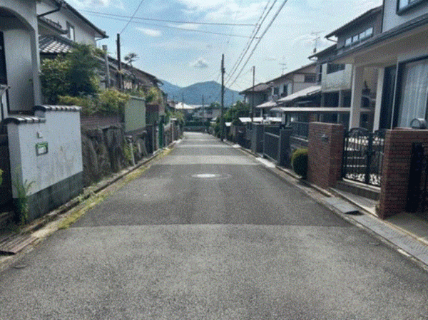 川西市水明台、土地の前面道路を含む現地写真画像です