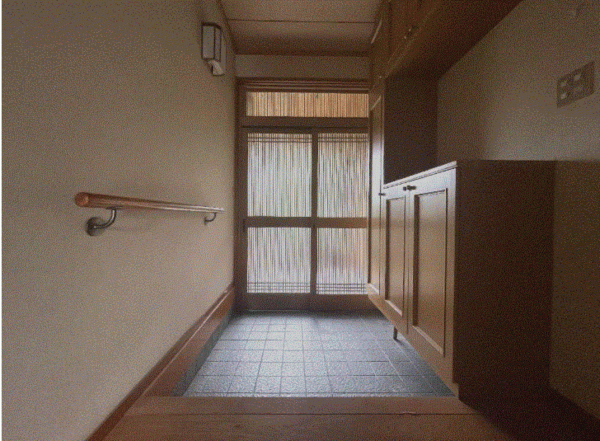 川西市水明台、中古一戸建ての玄関画像です