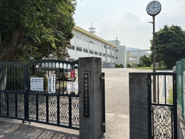 川西市霞ケ丘、新築一戸建ての小学校画像です