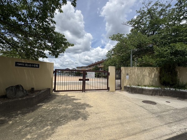 川西市大和、中古一戸建ての小学校画像です