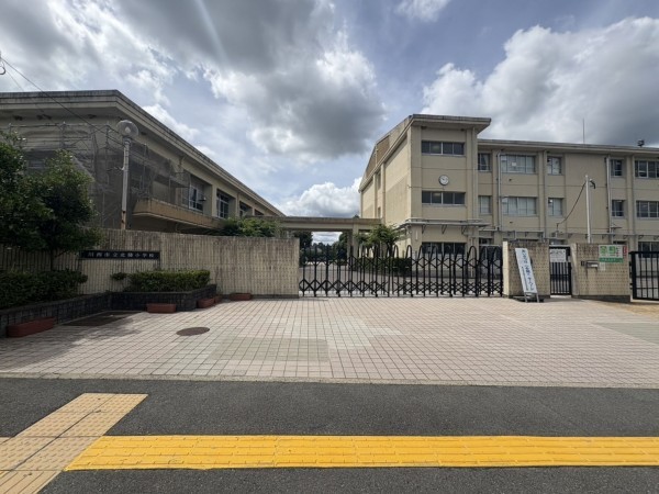 川西市美山台、中古一戸建ての小学校画像です
