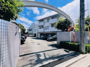 川西市萩原、マンションの外観画像です