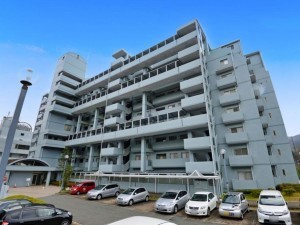 川西市緑台、マンションの外観画像です