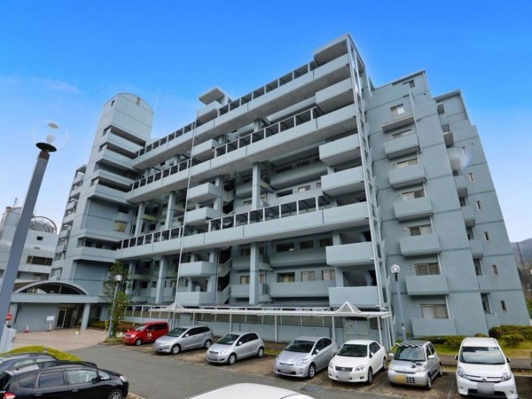 川西市緑台、マンションの外観画像です