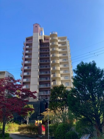 川西市丸山台、マンションの外観画像です