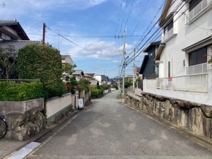 川西市水明台、中古一戸建ての前面道路を含む現地写真画像です