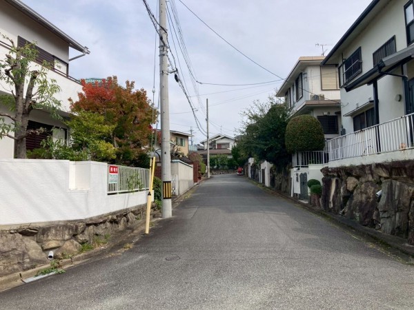 川西市水明台、中古一戸建ての前面道路を含む現地写真画像です