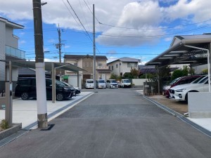 川西市大和、中古一戸建ての前面道路を含む現地写真画像です