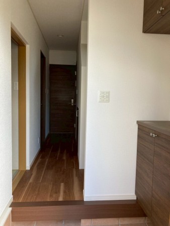 川西市大和、中古一戸建ての玄関画像です