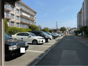 川西市清和台、マンションの駐車場画像です