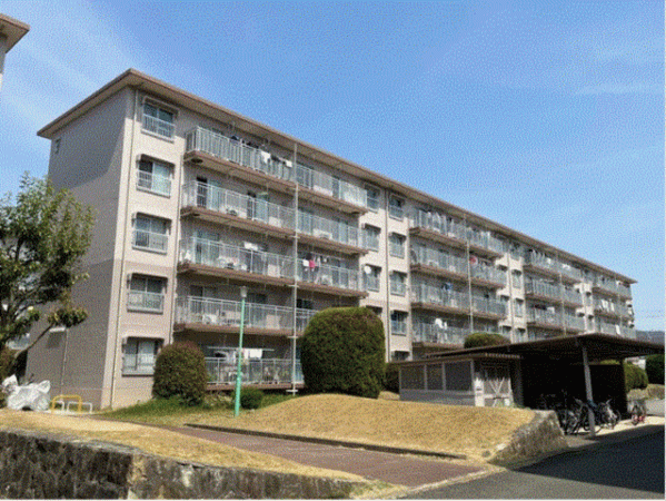 川西市清和台、マンションの外観画像です