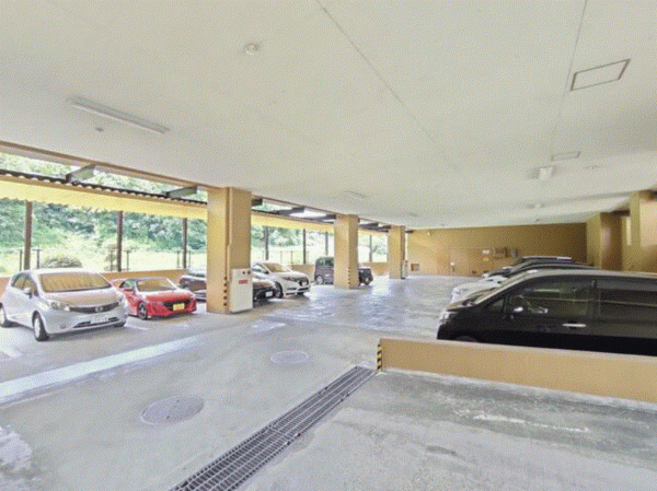 川西市石道、マンションの駐車場画像です