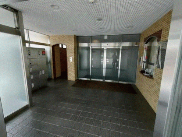 川西市石道、マンションのエントランス画像です