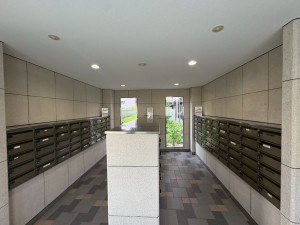川西市久代、マンションのエントランス画像です